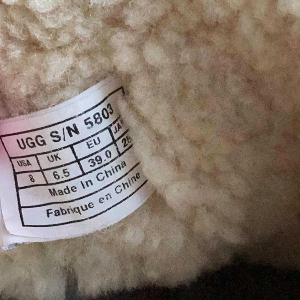 Ugg Bailey Button Size 8 - image 8